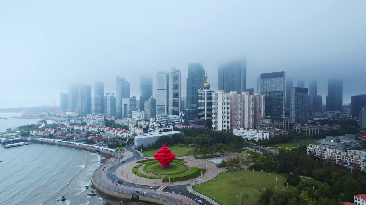 云雾天的青岛五四广场城市风光视频素材