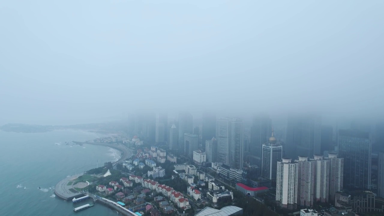 云雾天的青岛五四广场城市风光视频素材