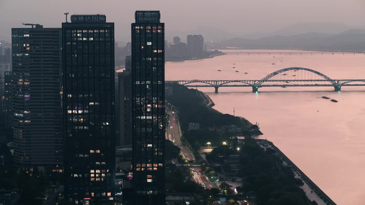 钱塘江南段闻涛路入夜的车流视频素材