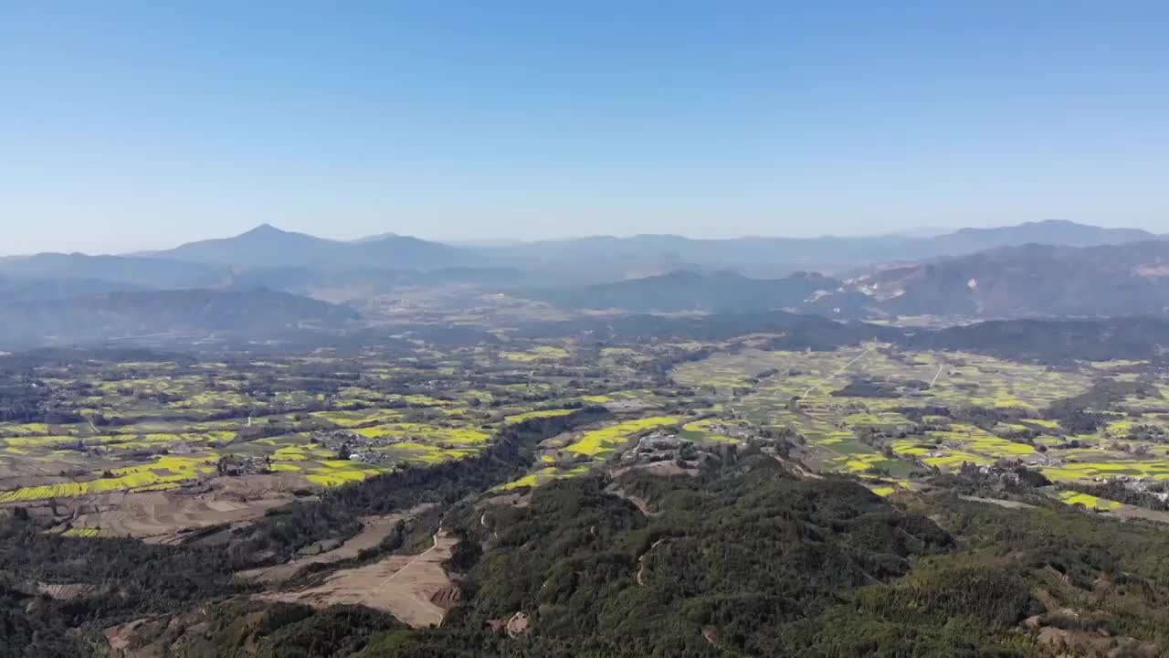 航拍云南高黎贡山下的村落，高空旋转视角镜头视频下载