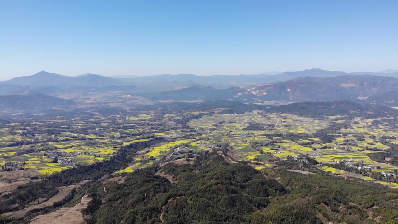 航拍云南高黎贡山下的村落，高空旋转视角镜头视频素材