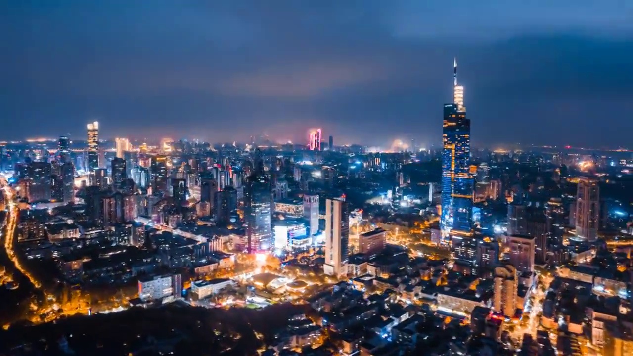 中国江苏南京紫峰大厦和城市天际线环绕延时摄影航拍夜景视频素材