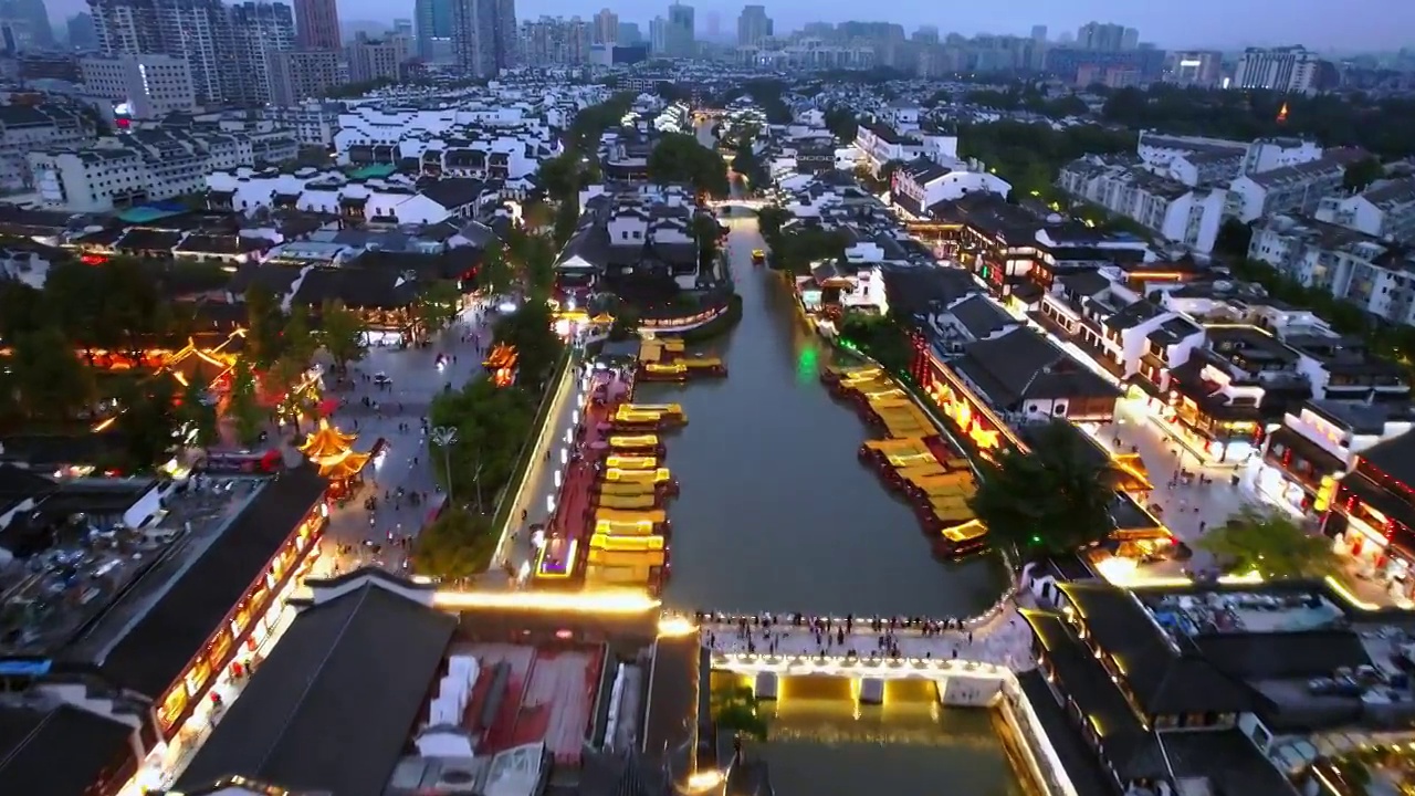 中国江苏南京秦淮河上的游船和游客夜景航拍视频素材