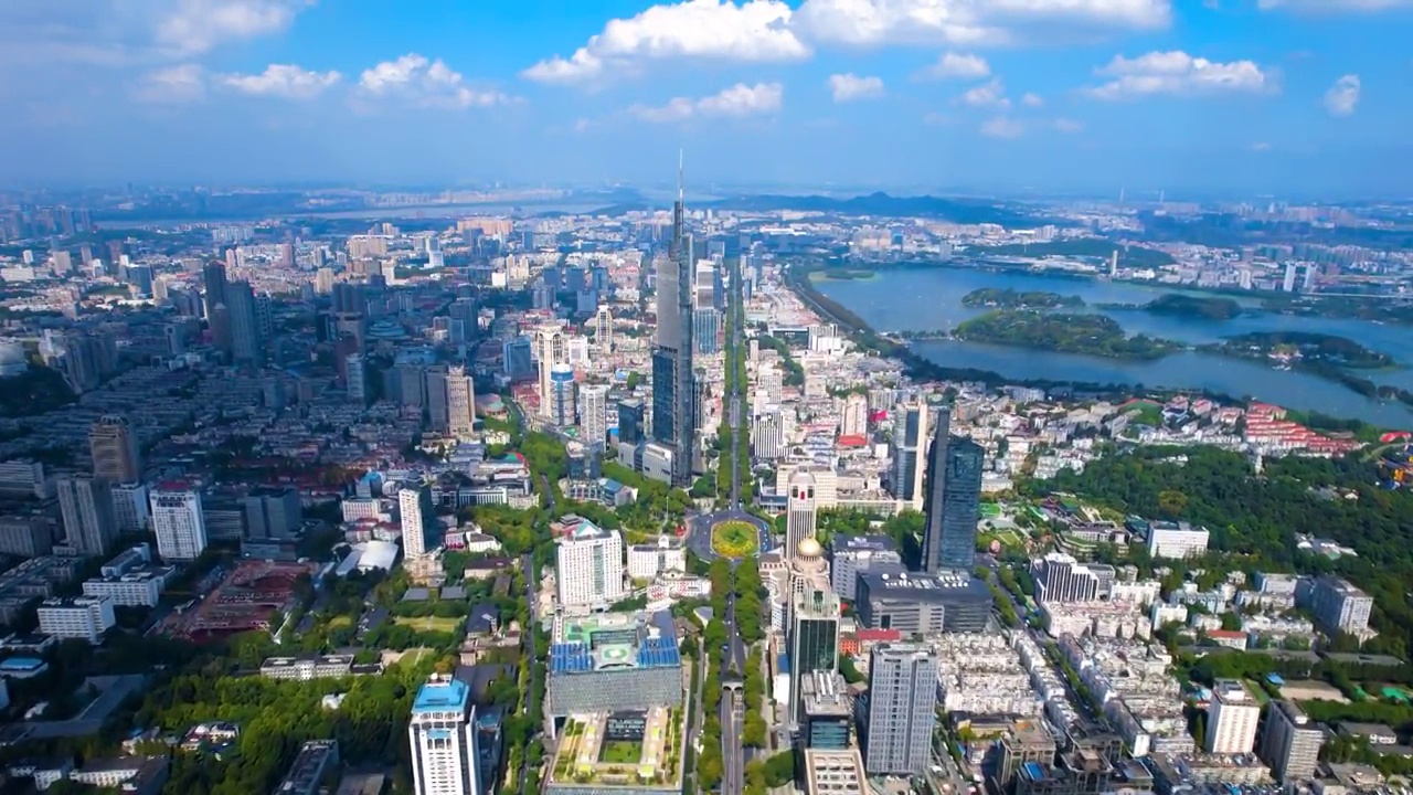 中国江苏南京紫峰大厦和城市天际线航拍风光视频素材