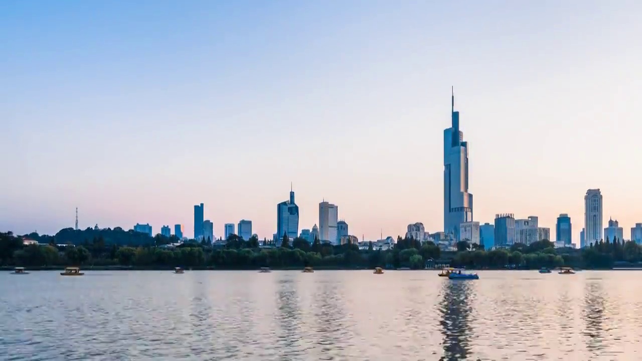 中国江苏南京玄武湖游船和紫峰大厦城市天际线延时摄影夜景视频素材