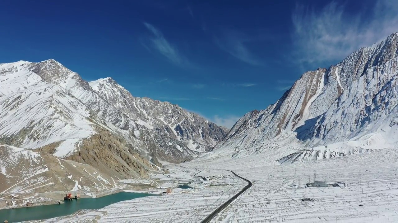 大美新疆：新疆帕米尔高原上的布伦口白沙湖，雪山，国道G314视频素材