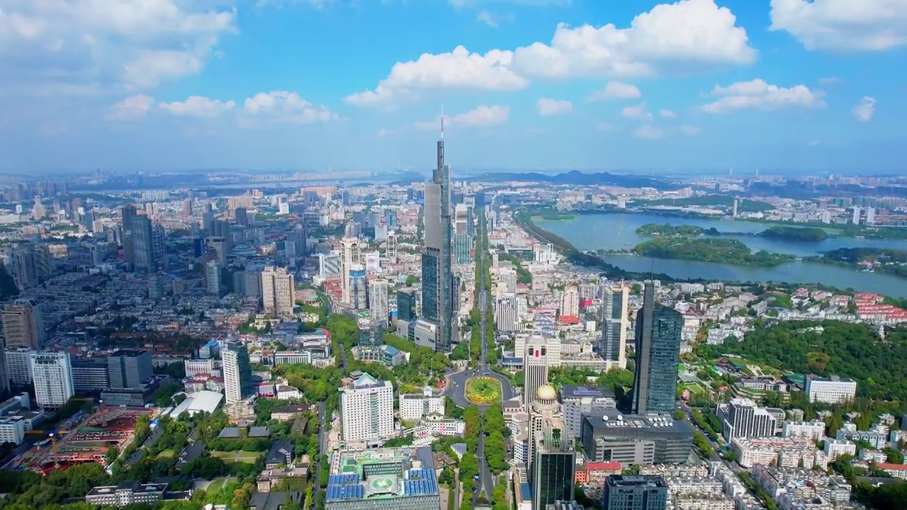 中国江苏南京紫峰大厦和城市天际线航拍风光视频素材