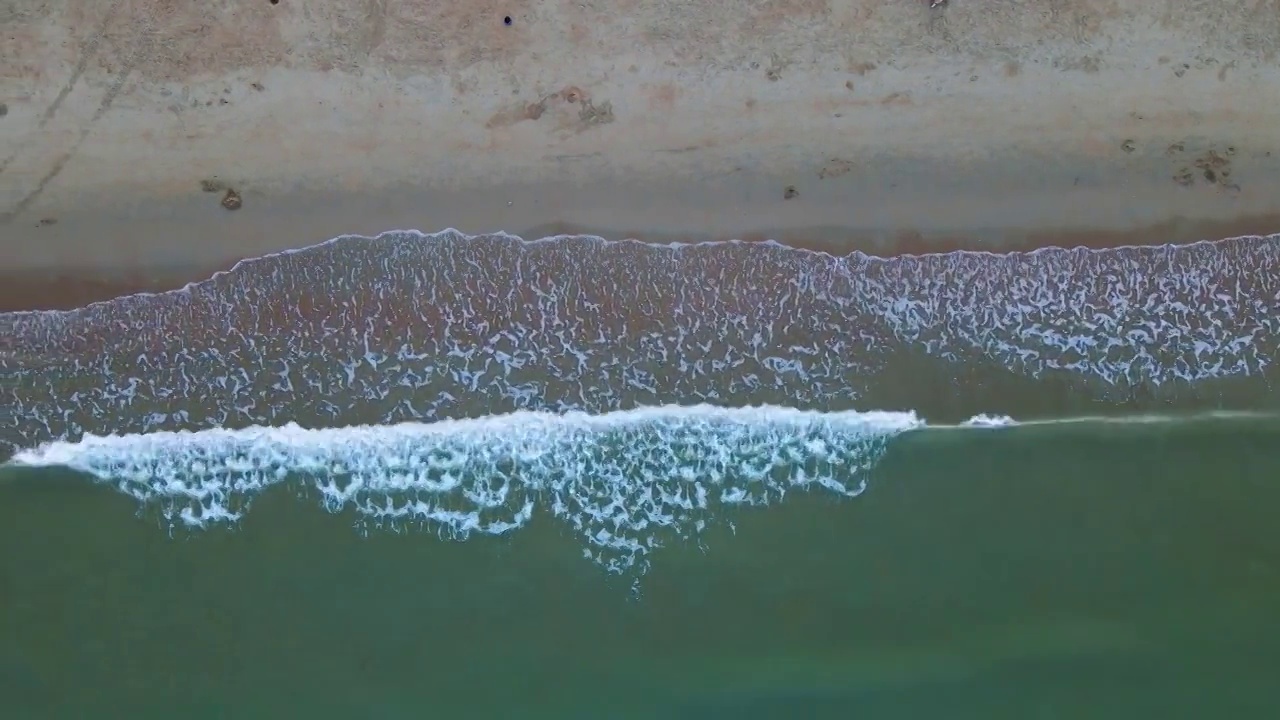 俯拍沙滩海浪视频素材