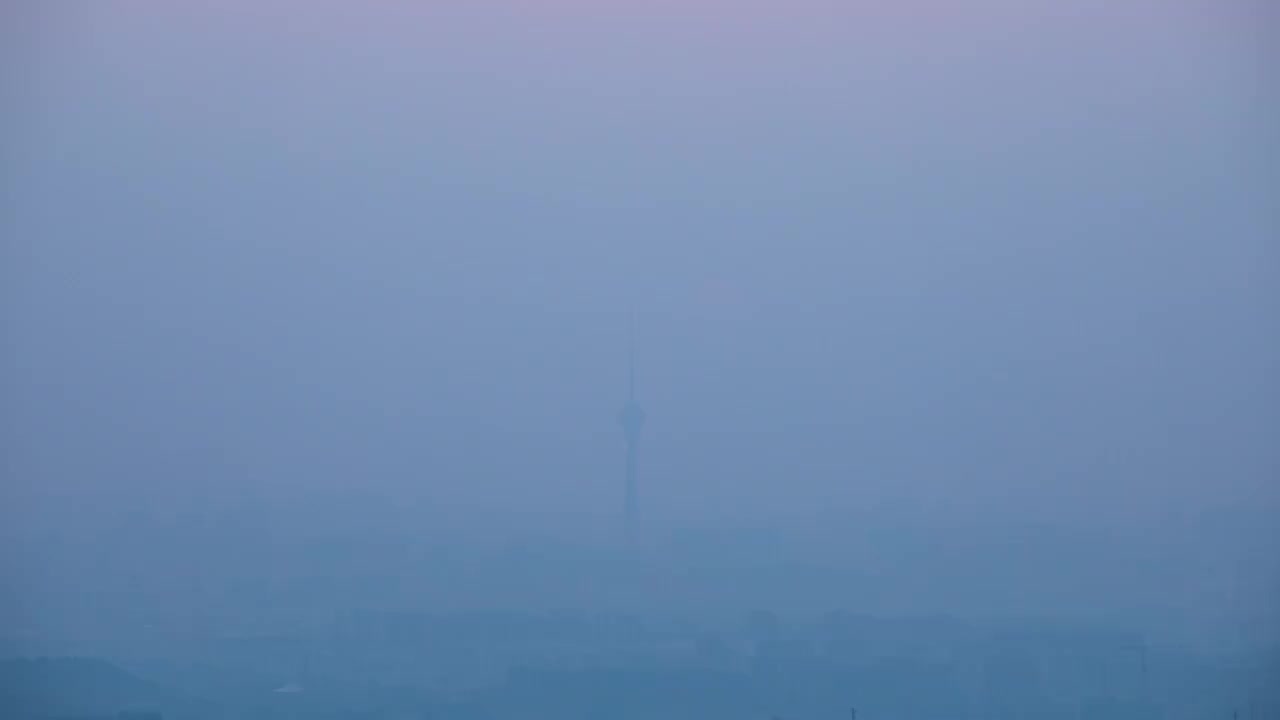 雾霾中中央电视塔日出视频素材