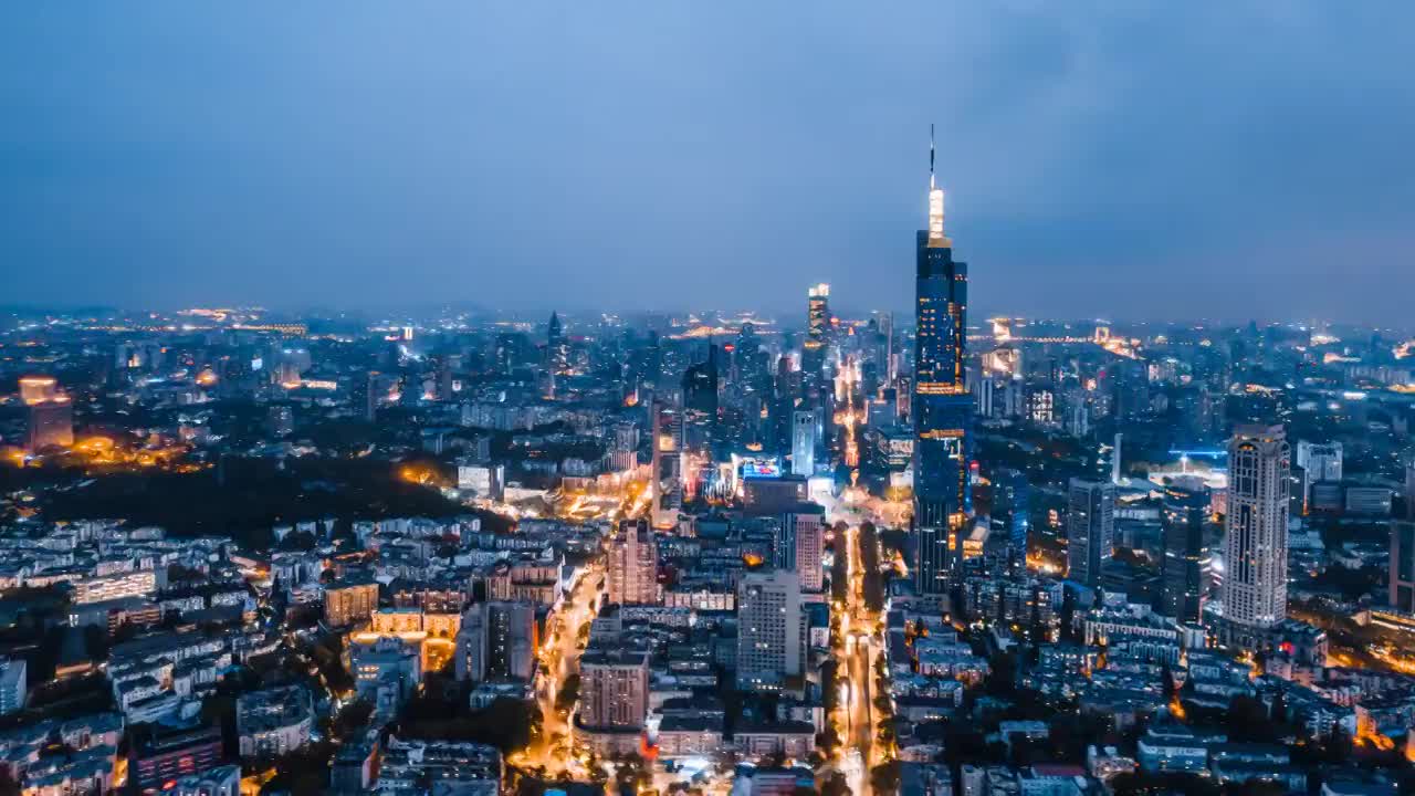 中国江苏南京紫峰大厦和城市天际线环绕延时摄影航拍夜景视频素材