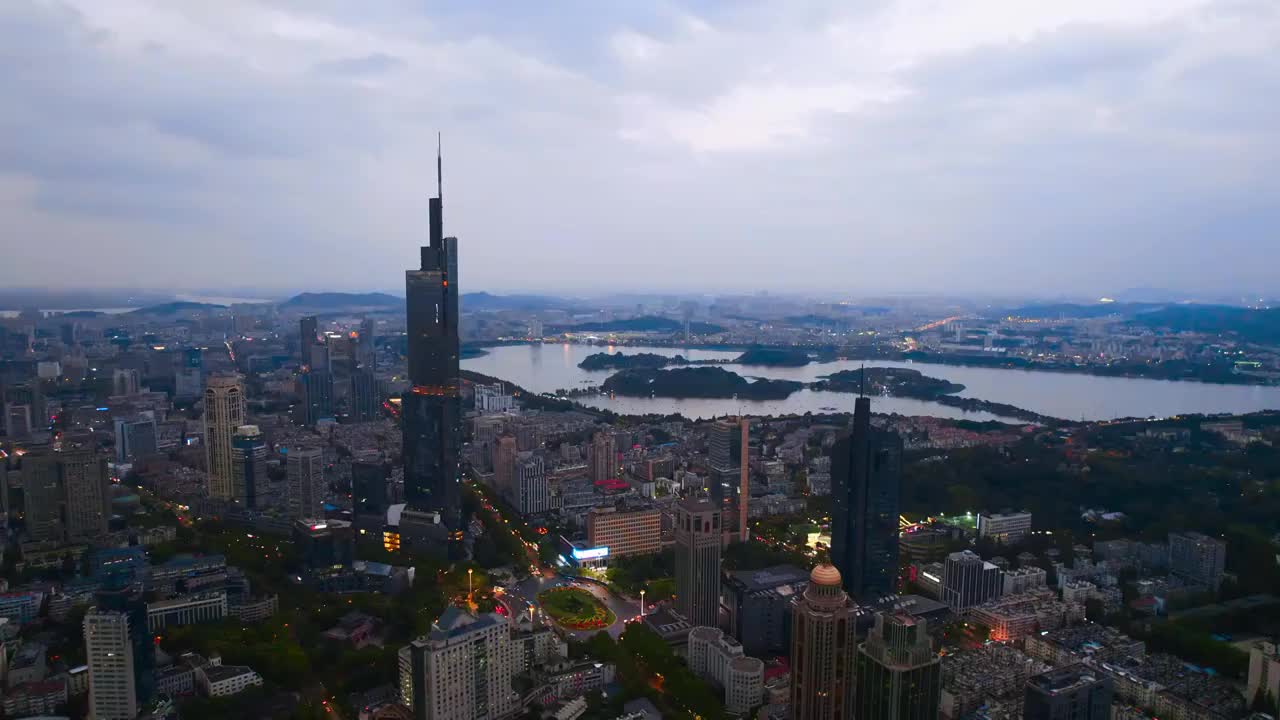 中国江苏南京紫峰大厦和城市天际线环绕航拍夜景视频素材