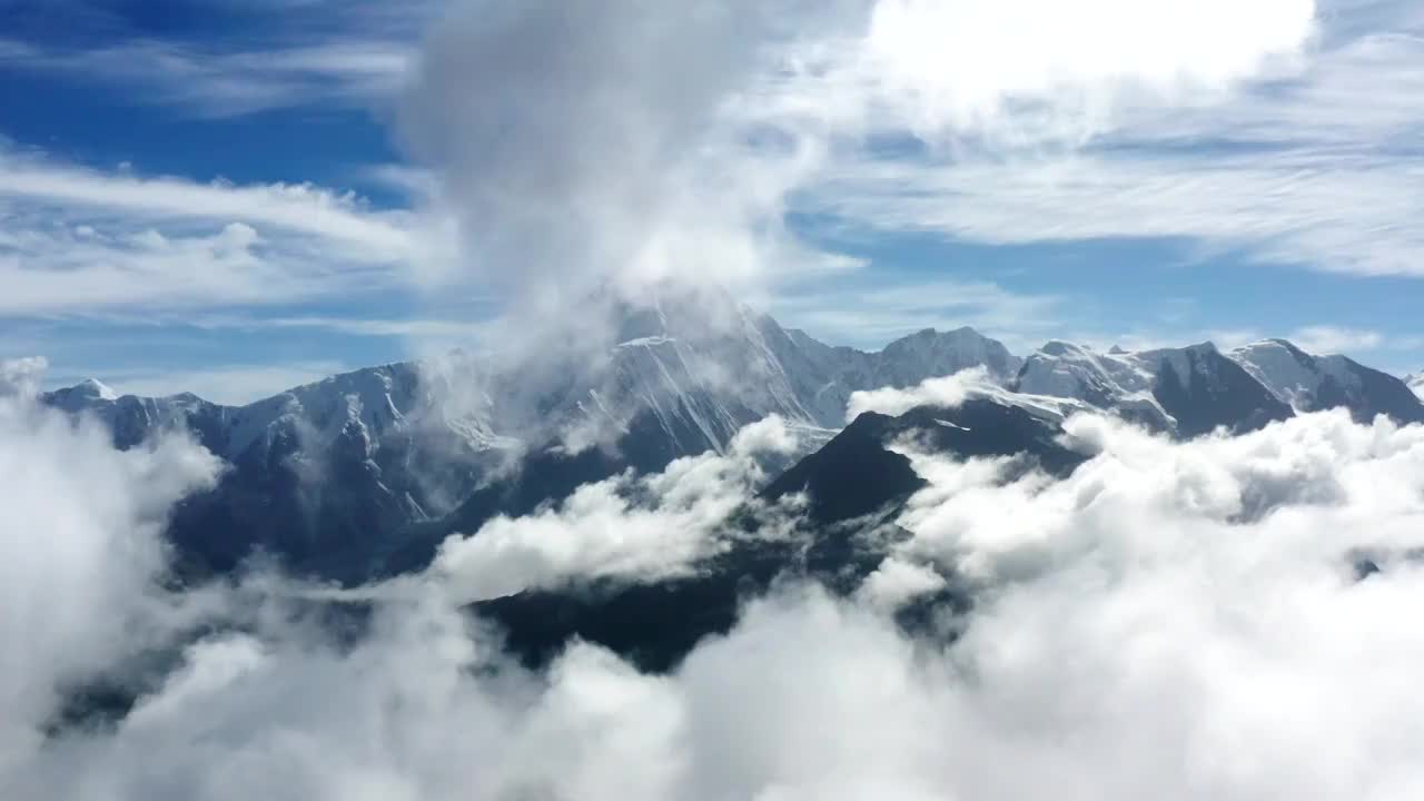 四川省甘孜州贡嘎雪山子梅垭口航拍云海视频素材