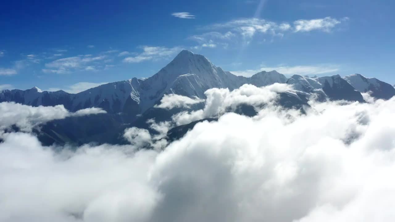 四川省甘孜州贡嘎雪山子梅垭口航拍云海视频素材