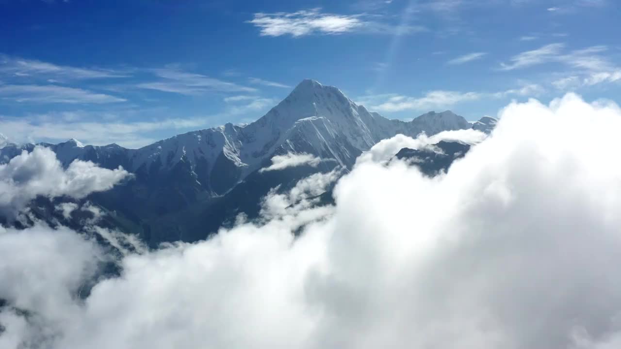 四川省甘孜州贡嘎雪山子梅垭口航拍云海视频素材