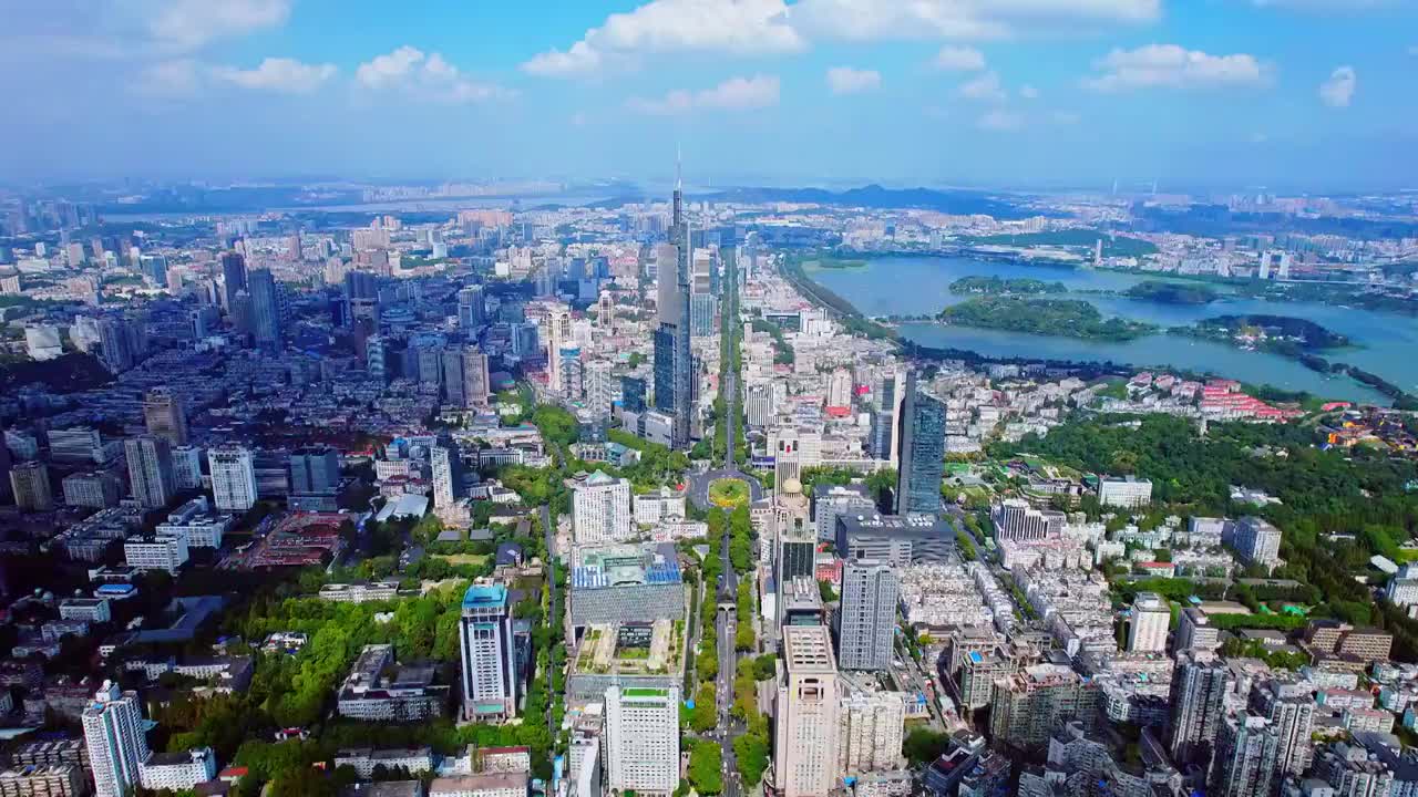 中国江苏南京紫峰大厦和城市天际线航拍风光视频素材