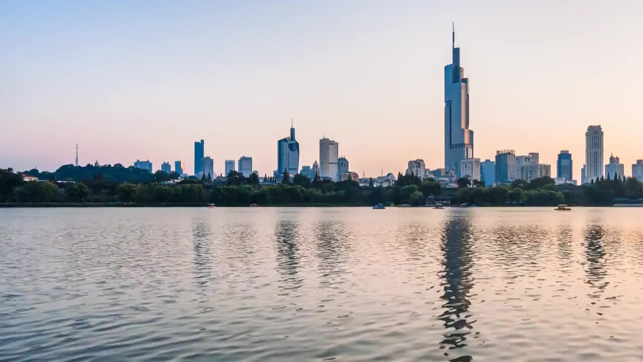 中国江苏南京玄武湖游船和紫峰大厦城市天际线延时摄影夜景视频素材