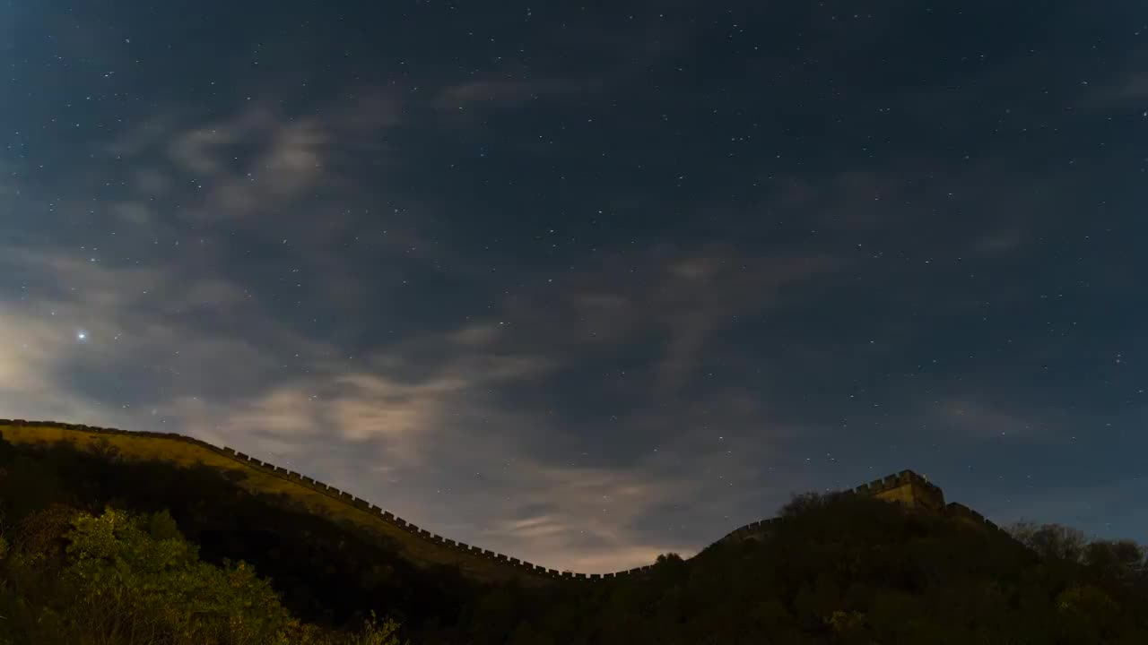 秋天夜晚北京水关长城星空延时摄影视频素材