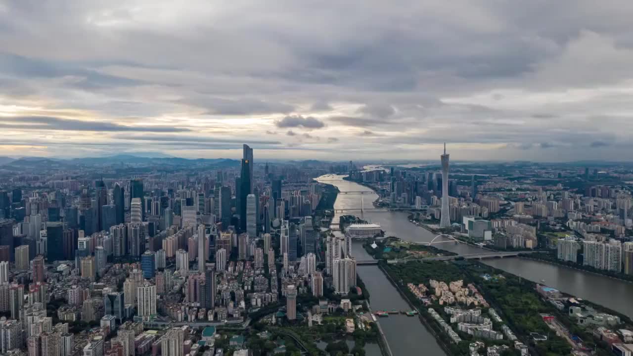 航拍视角下空气清新的早晨的广州珠江两岸（4K延时）视频素材