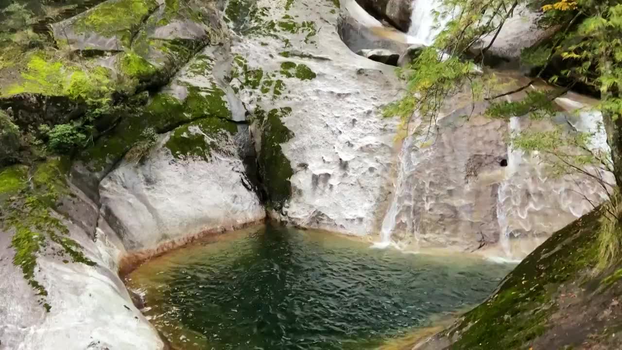 中国四川省巴中市南江县光雾山十八月潭风景区红叶视频素材