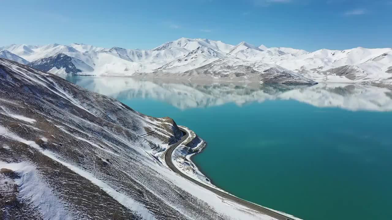 大美新疆：新疆帕米尔高原上的布伦口白沙湖，雪山，公路视频素材