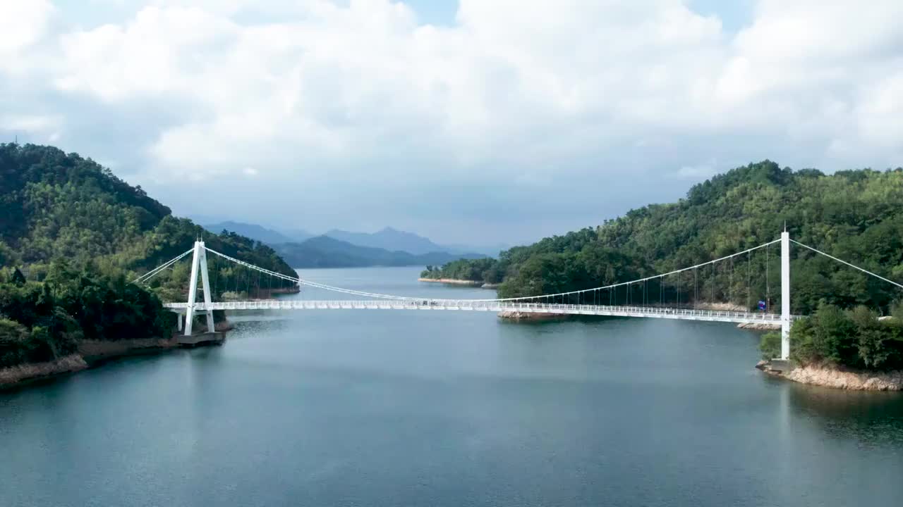 航拍中国浙江杭州千岛湖骑行大桥视频素材