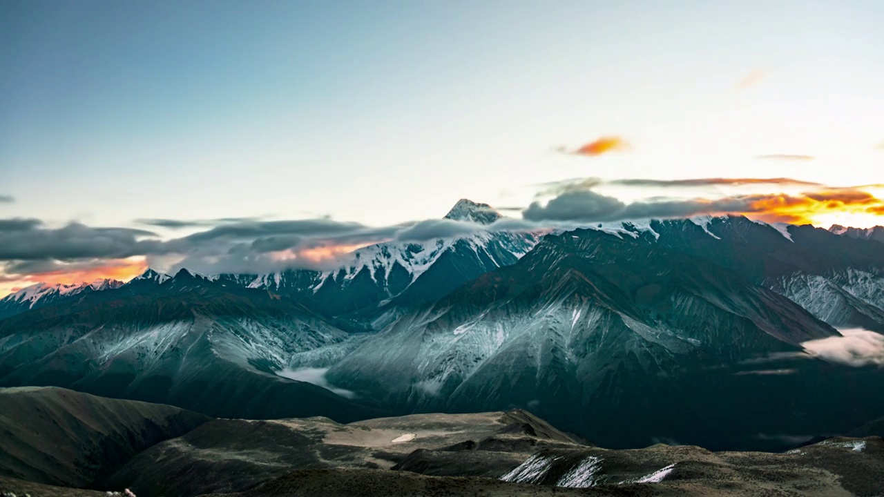 清晨的贡嘎雪山日出视频素材