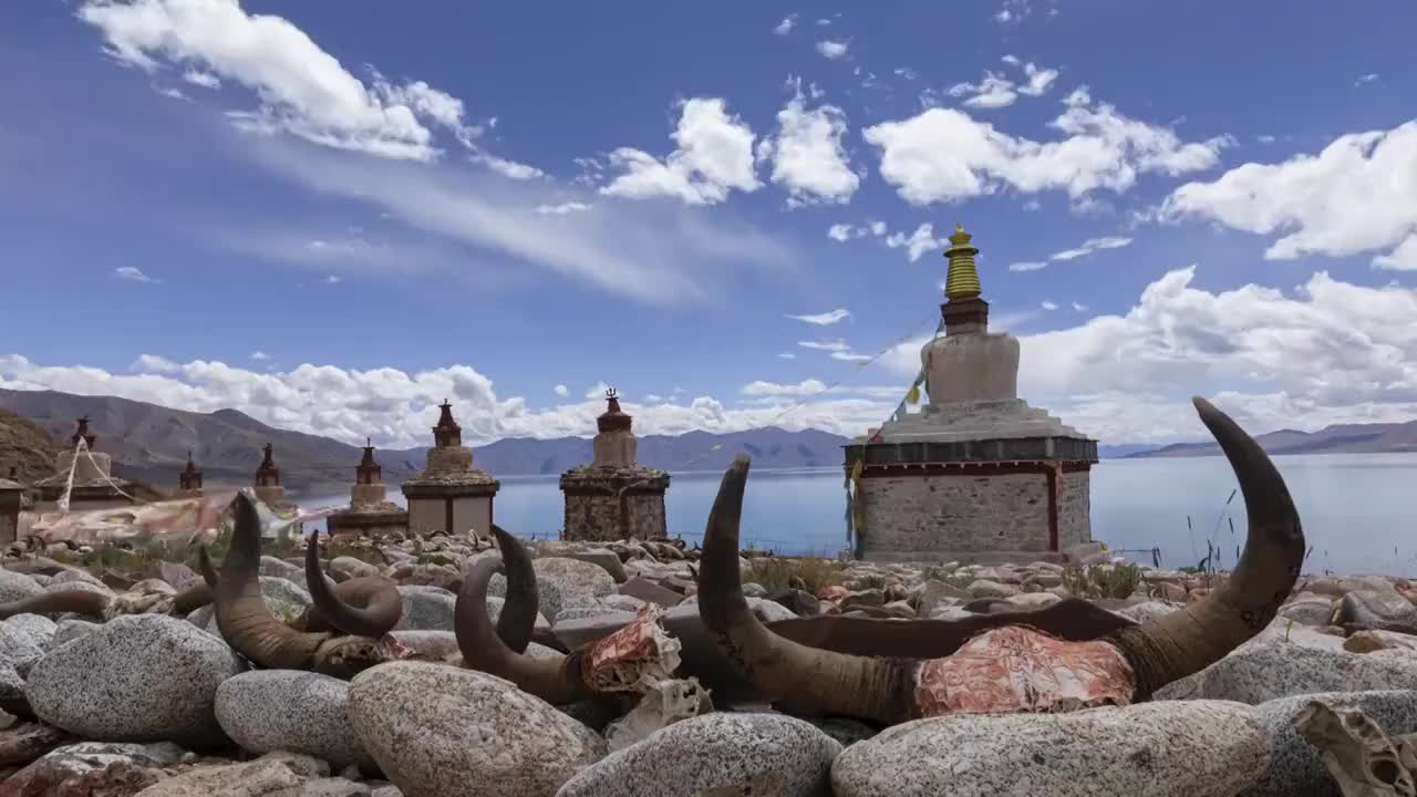 西藏的佛塔，晴朗，佛塔，白昼，蓝天，玛尼石，建筑，湖泊，远方视频素材