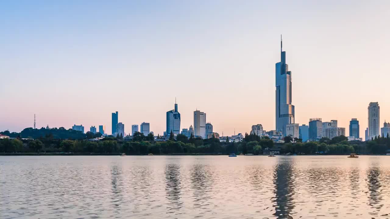 中国江苏南京玄武湖游船和紫峰大厦城市天际线延时摄影夜景视频素材