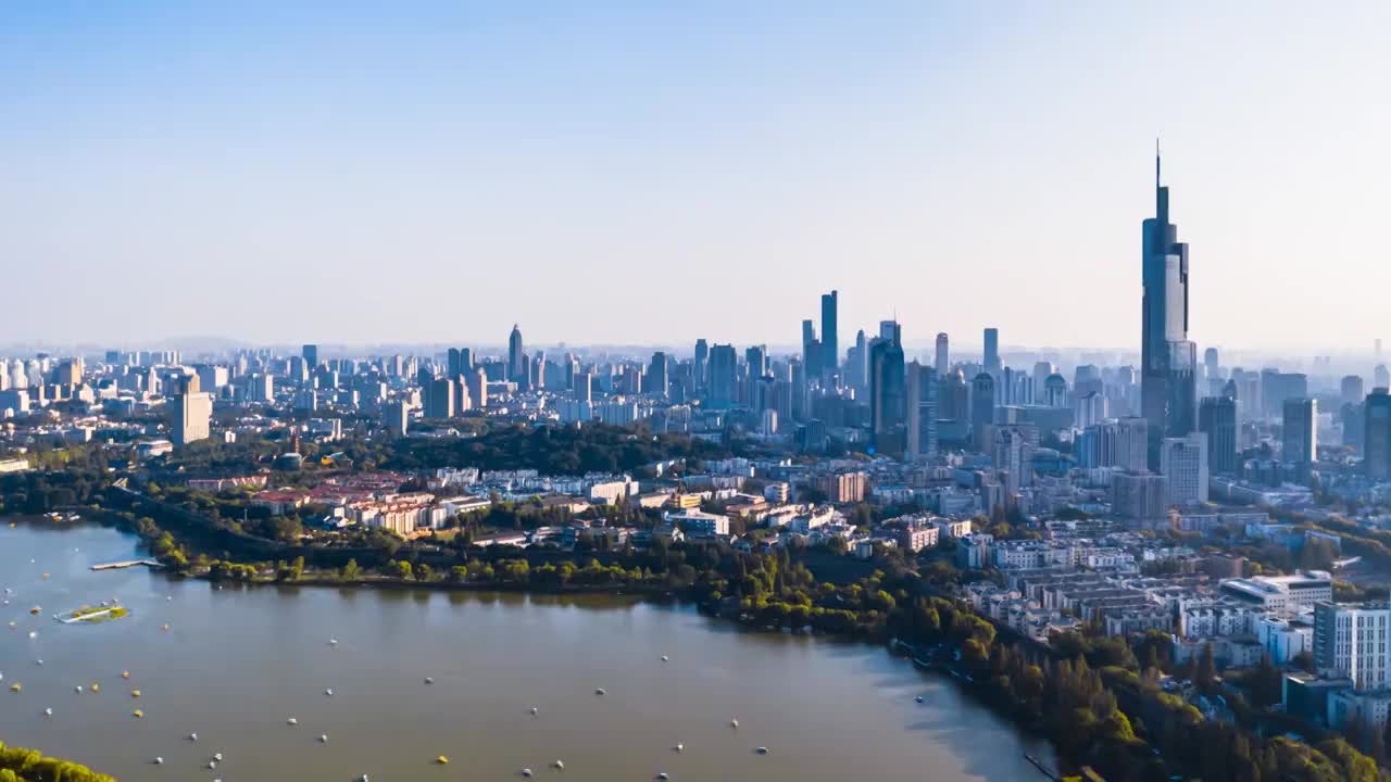 中国江苏南京玄武湖游船和紫峰大厦城市天际线延时摄影航拍视频素材