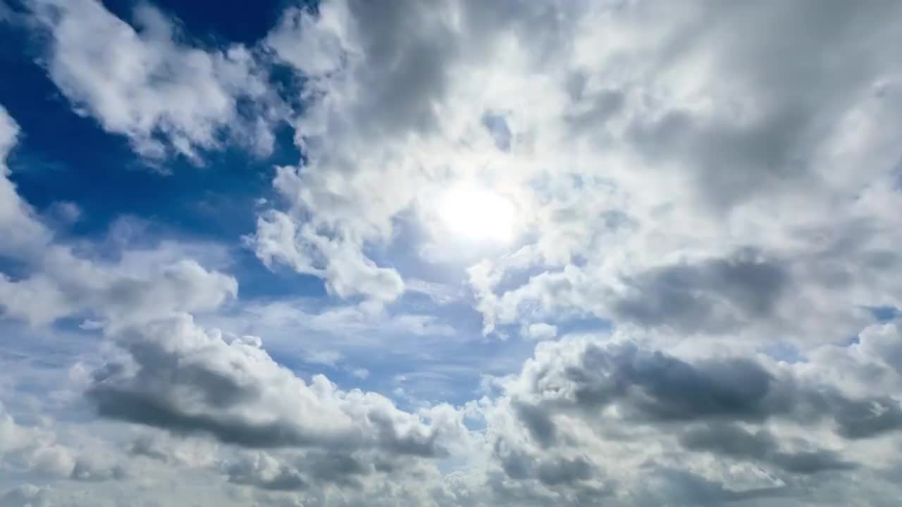 夏季蓝色天空中运动的云朵延时摄影视频素材