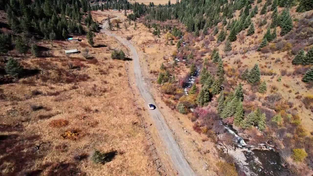 航拍汽车行驶在山路上视频素材