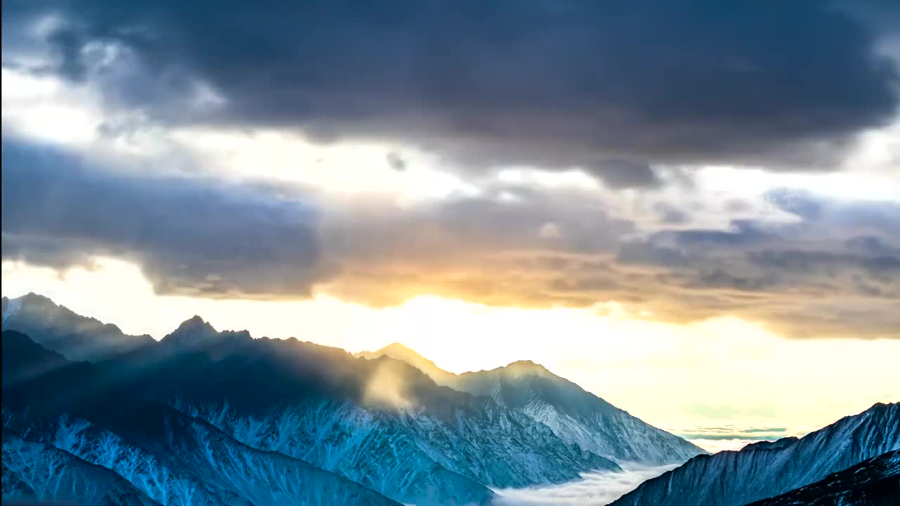 贡嘎雪山日出延迟视频素材