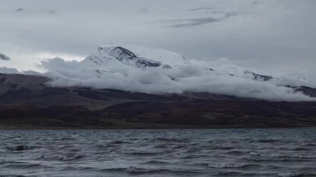 纳木那尼雪山与拉昂错，雪山，湖泊，水域，阴郁，情绪，神山圣湖视频素材