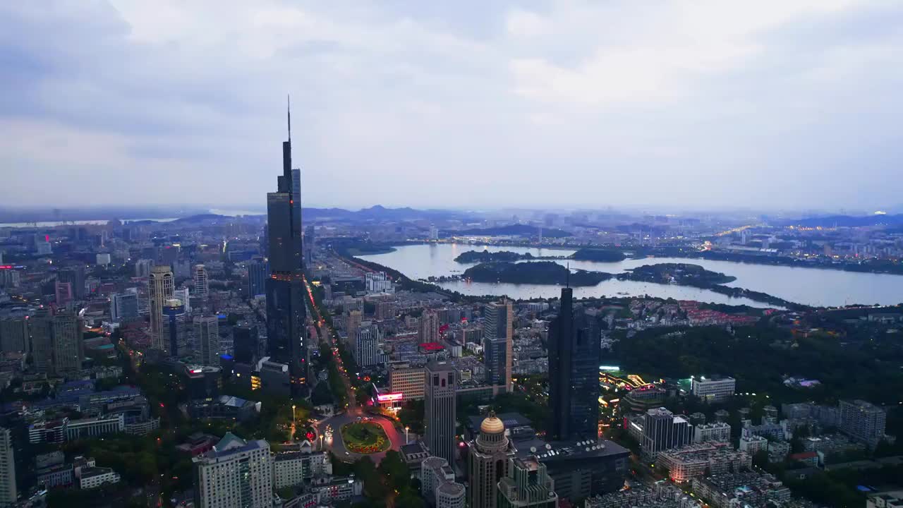 中国江苏南京紫峰大厦和城市天际线环绕航拍夜景视频素材