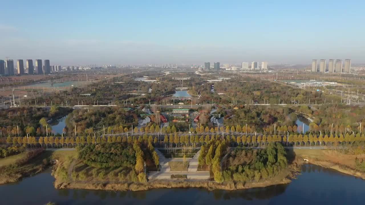 河南郑州航空港经济综合实验区双鹤湖公园秋季户外风光航拍视角视频素材