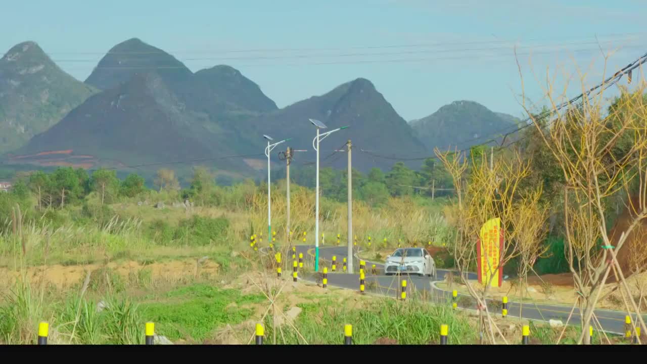 汽车走在景色优美的S型乡村公路上视频素材