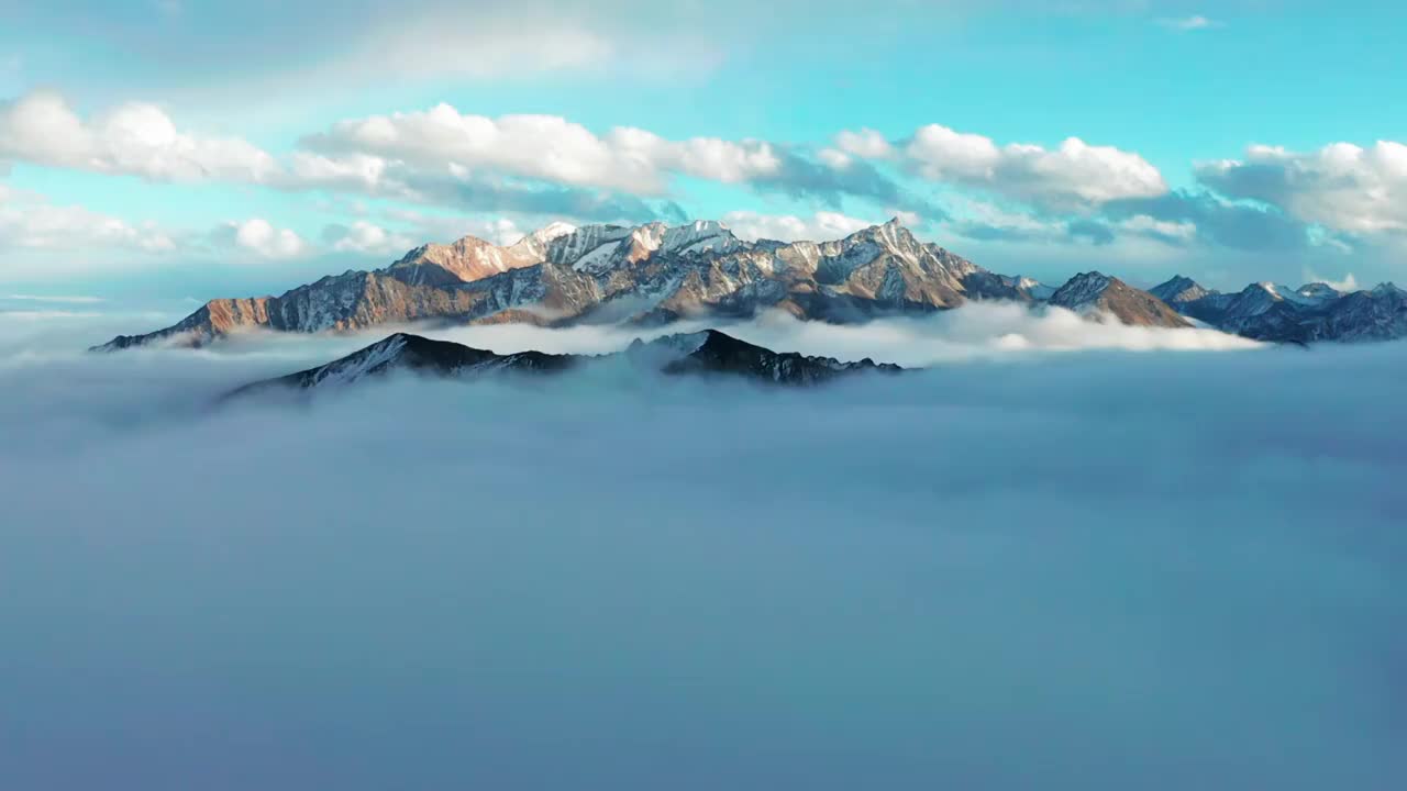 航拍贡嘎雪山云海视频素材