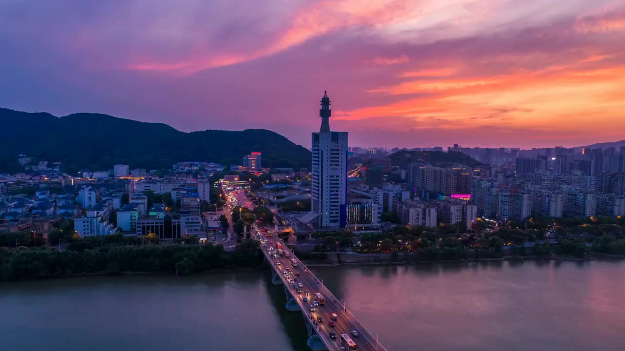 长沙市交警大楼与湘江一桥晚霞夕阳航拍延时摄影视频素材