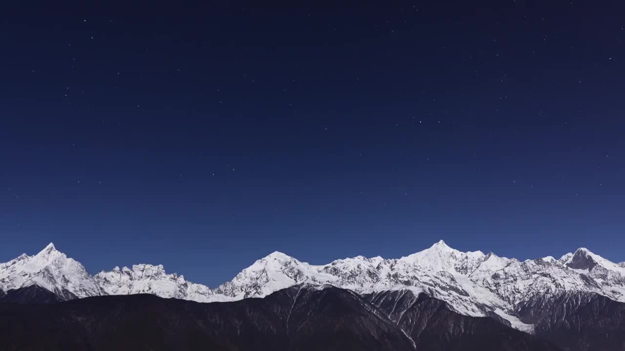 梅里雪山的星空，星轨，夜晚，雪山，安静，星星，夜空，卡瓦博格视频素材