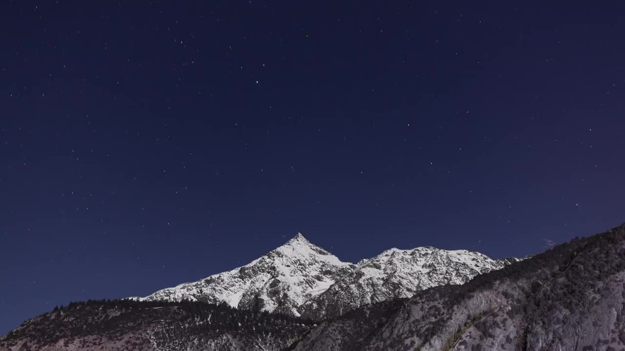 雪山的星空，星轨，轨迹，天文学，星座，星系，夜晚，安静，流星视频素材