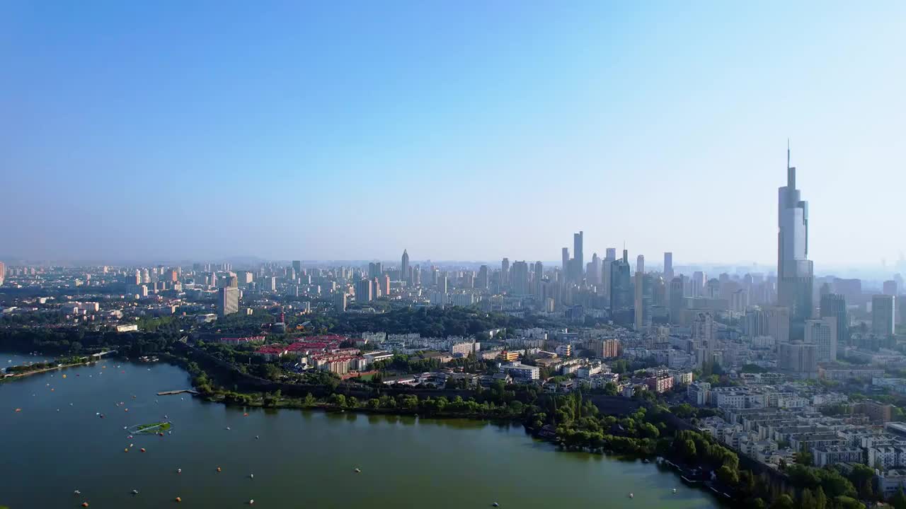 中国江苏南京玄武湖游船和紫峰大厦城市天际线航拍视频素材