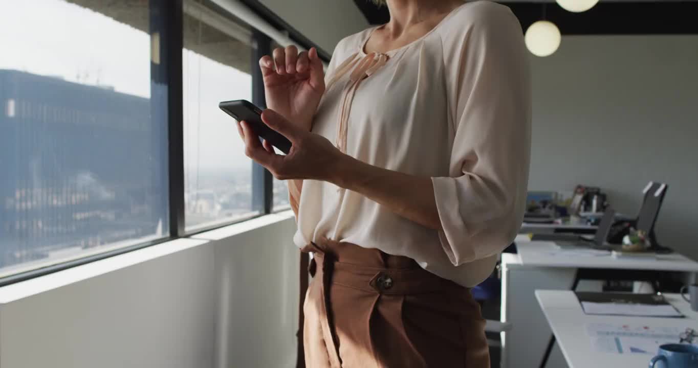 中段白人女商人站在使用智能手机视频素材