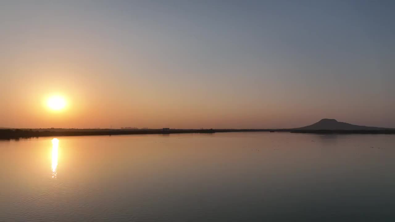 水天一色的日落视频素材