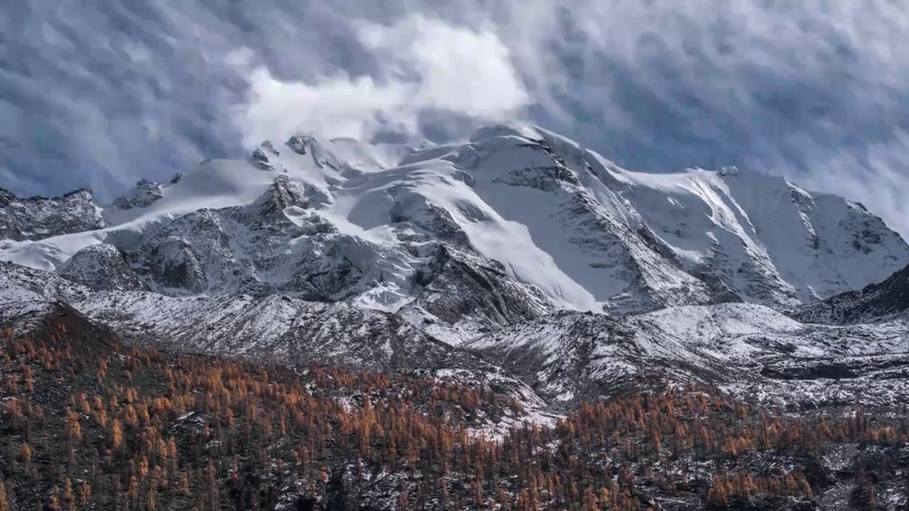 雅拉雪山与树林延时视频素材