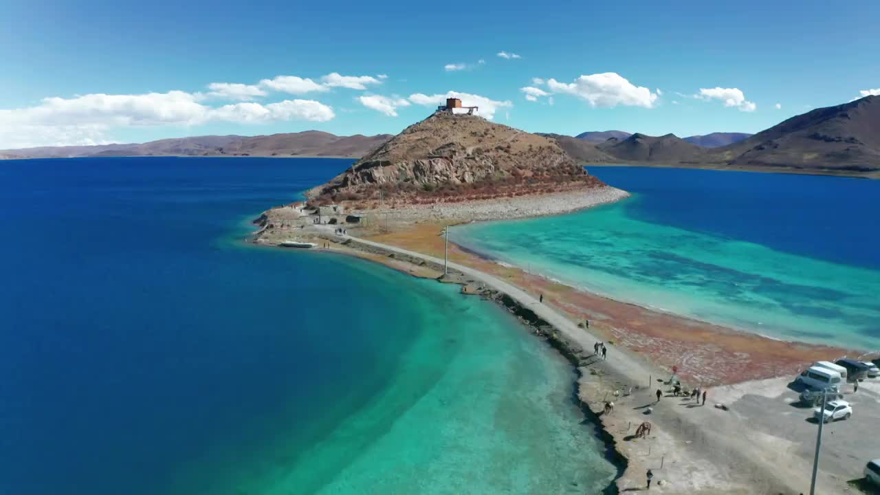 航拍羊卓雍措和日托寺视频素材