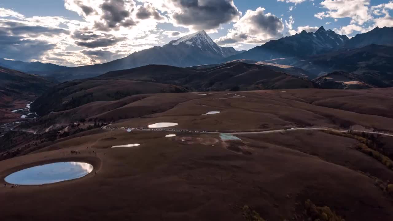 川西理塘格聂之眼雪山风光延时视频素材