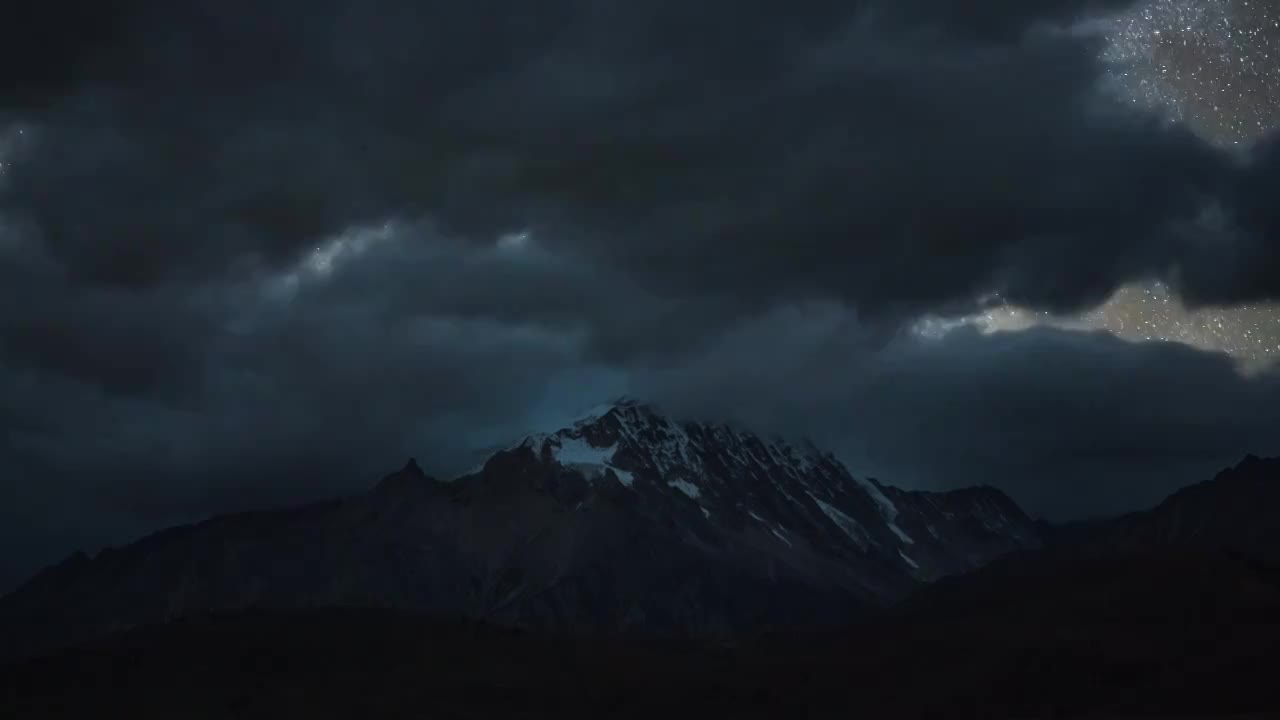 川西理塘格聂雪山乌云星空风光延时视频素材