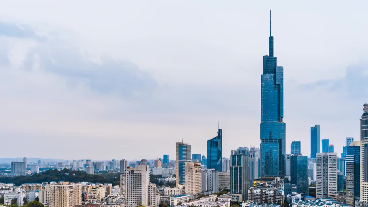 中国江苏南京紫峰大厦和城市天际线日转夜延时摄影视频素材