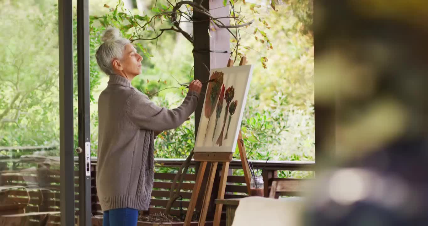 高级混血儿妇女在阳台上画画视频素材