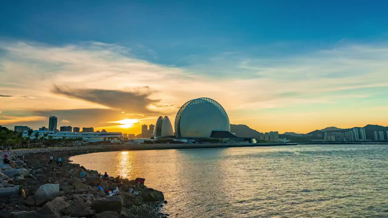 珠海日月贝大剧院火烧云日转夜延时视频素材